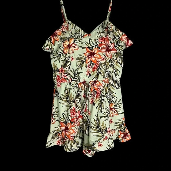 Green Floral Romper Junior’s Size Small Lined City Triangles Ruffle Neck & Trim - Picture 1 of 8
